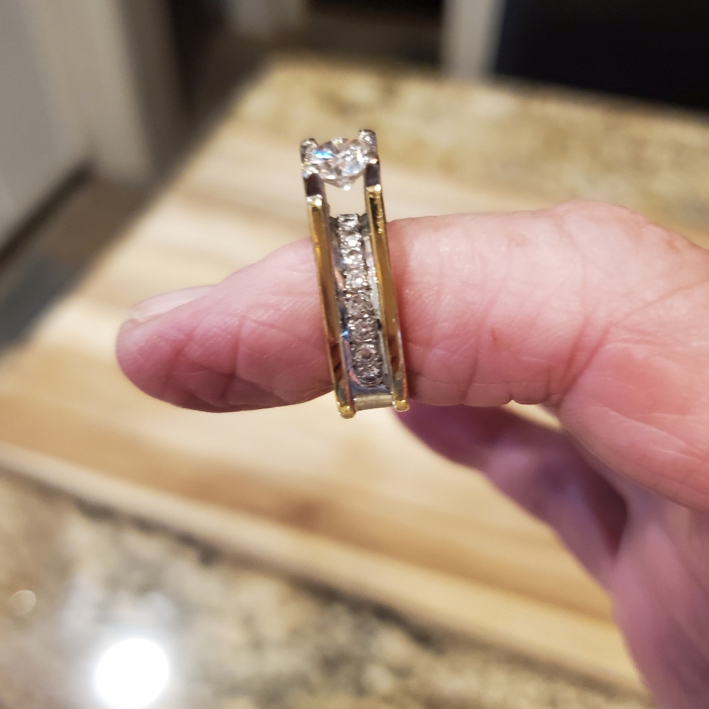 Beautiful Diamond Ring - Picture 3 of 5